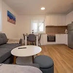 Beach Front Apartment In Zadar With Swimming Pool