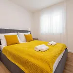 Beach Front Apartment In Zadar With Swimming Pool *