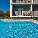 Beach Front Apartment In Zadar With Swimming Pool * Zadar