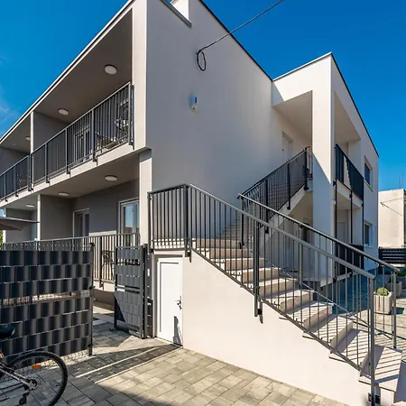 Beach Front Apartment In Zadar With Swimming Pool Задар