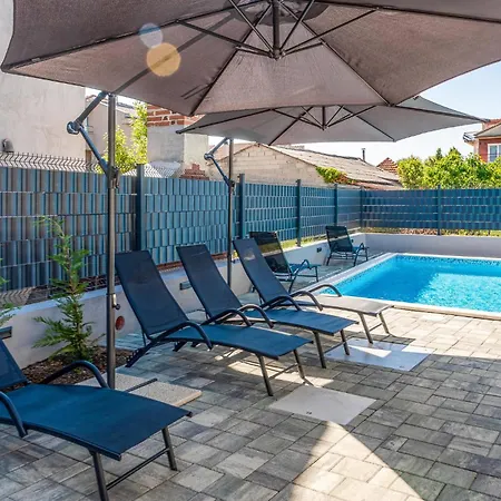 Beach Front Apartment In Zadar With Swimming Pool Апартаменти *