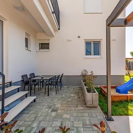 Beach Front Apartment In Zadar With Swimming Pool Задар